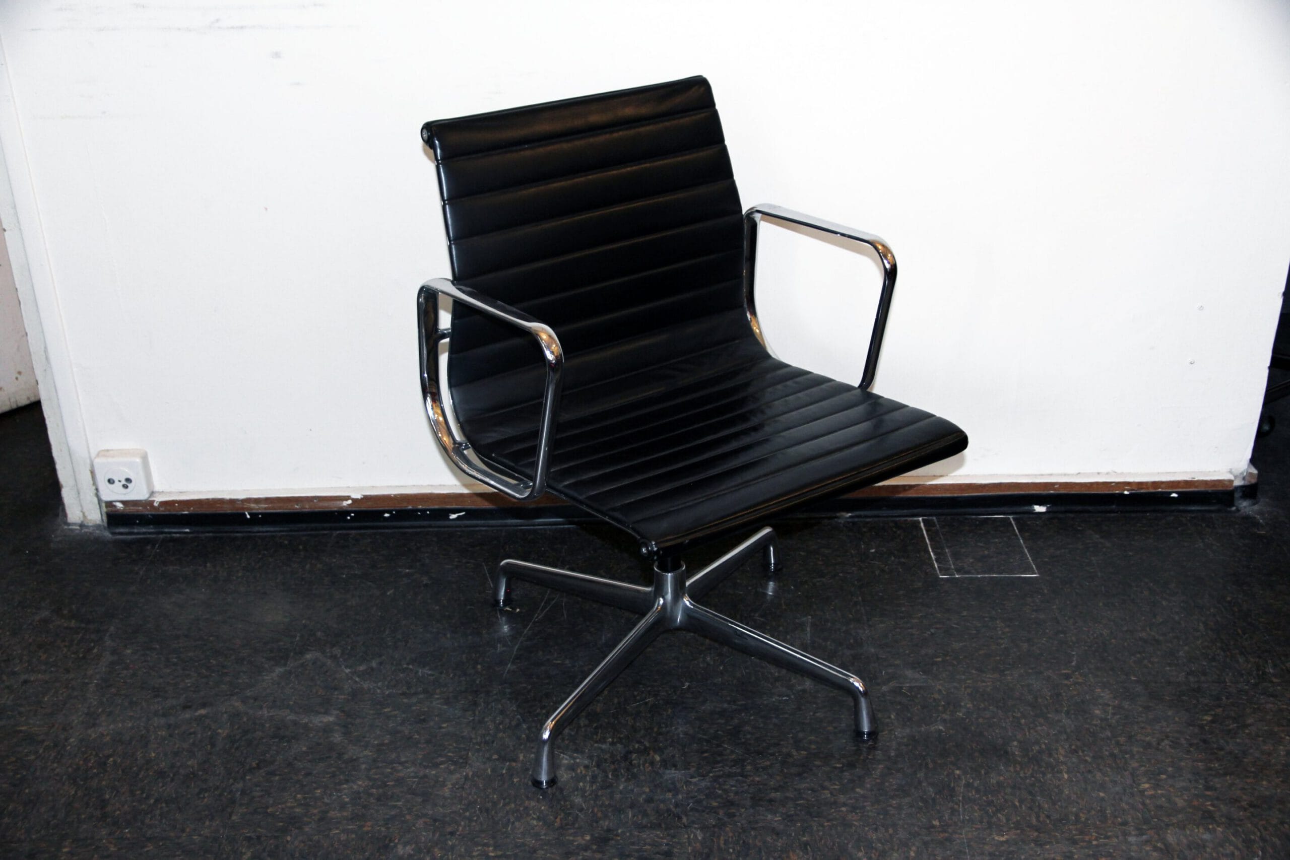 Aluminium Chair EA 108 – Charles & Ray Eames