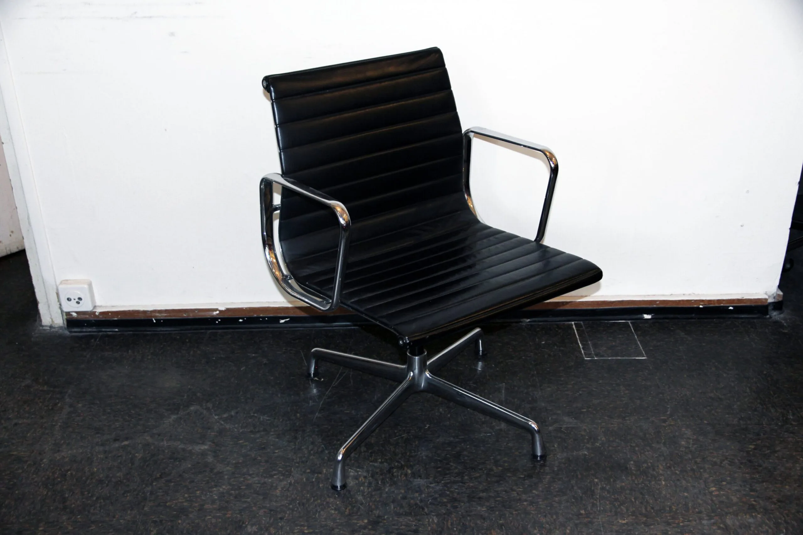 eames aluminium chair ea 108