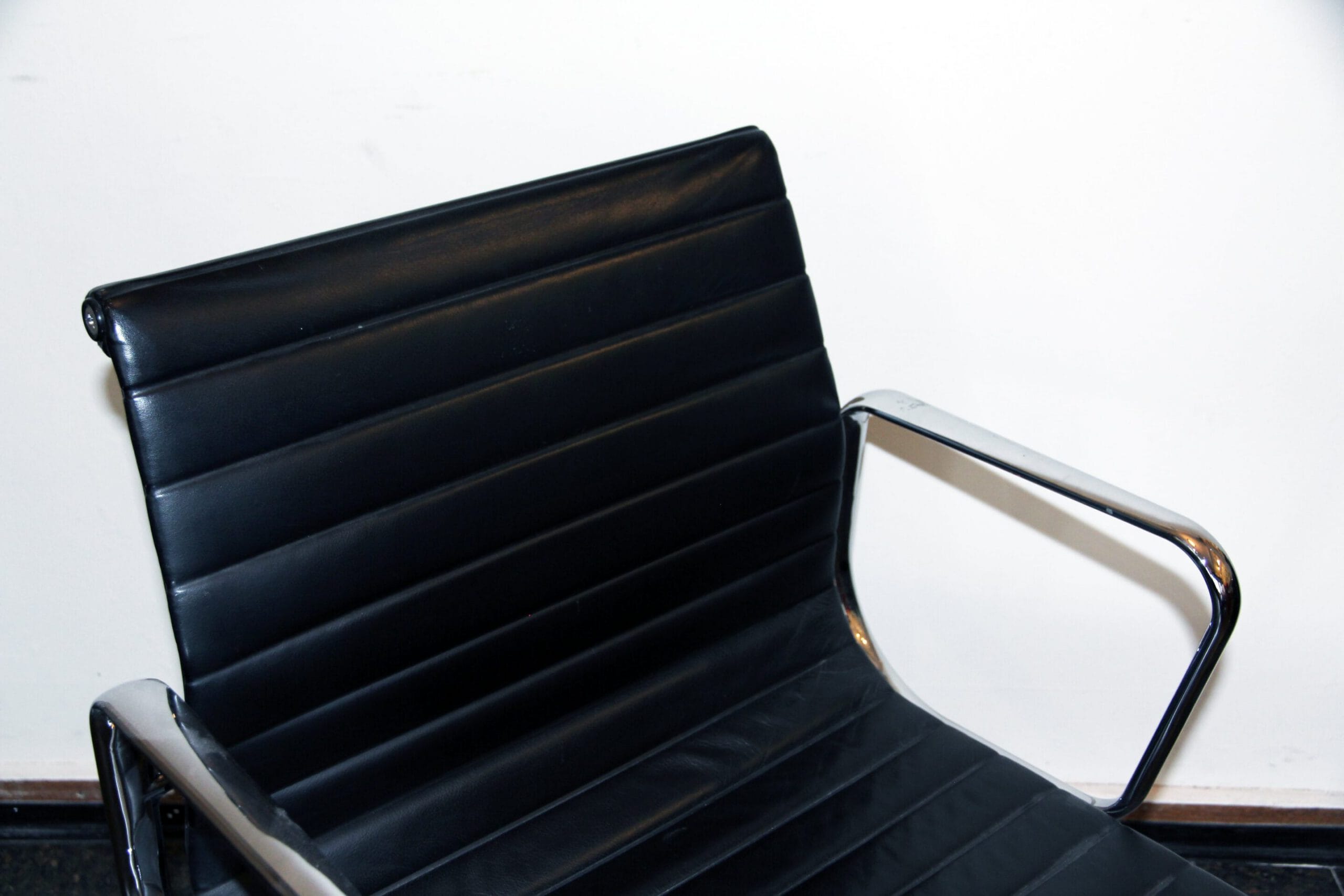 Aluminium Chair EA 108 – Charles & Ray Eames