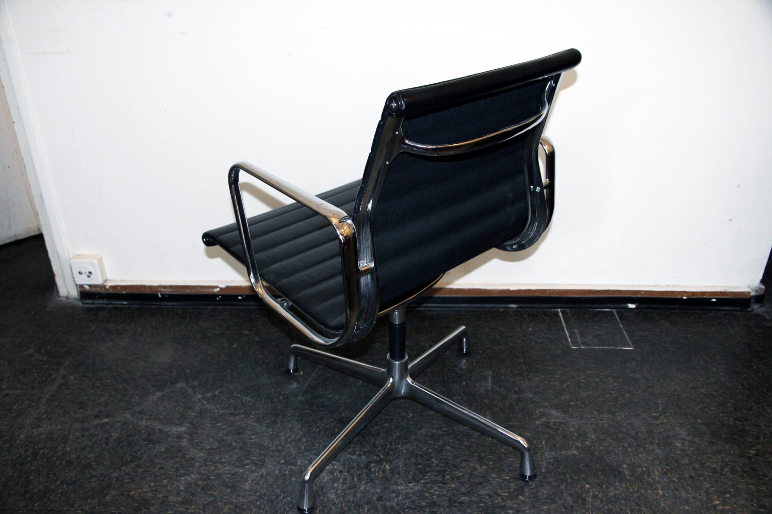 Aluminium Chair EA 108 – Charles & Ray Eames