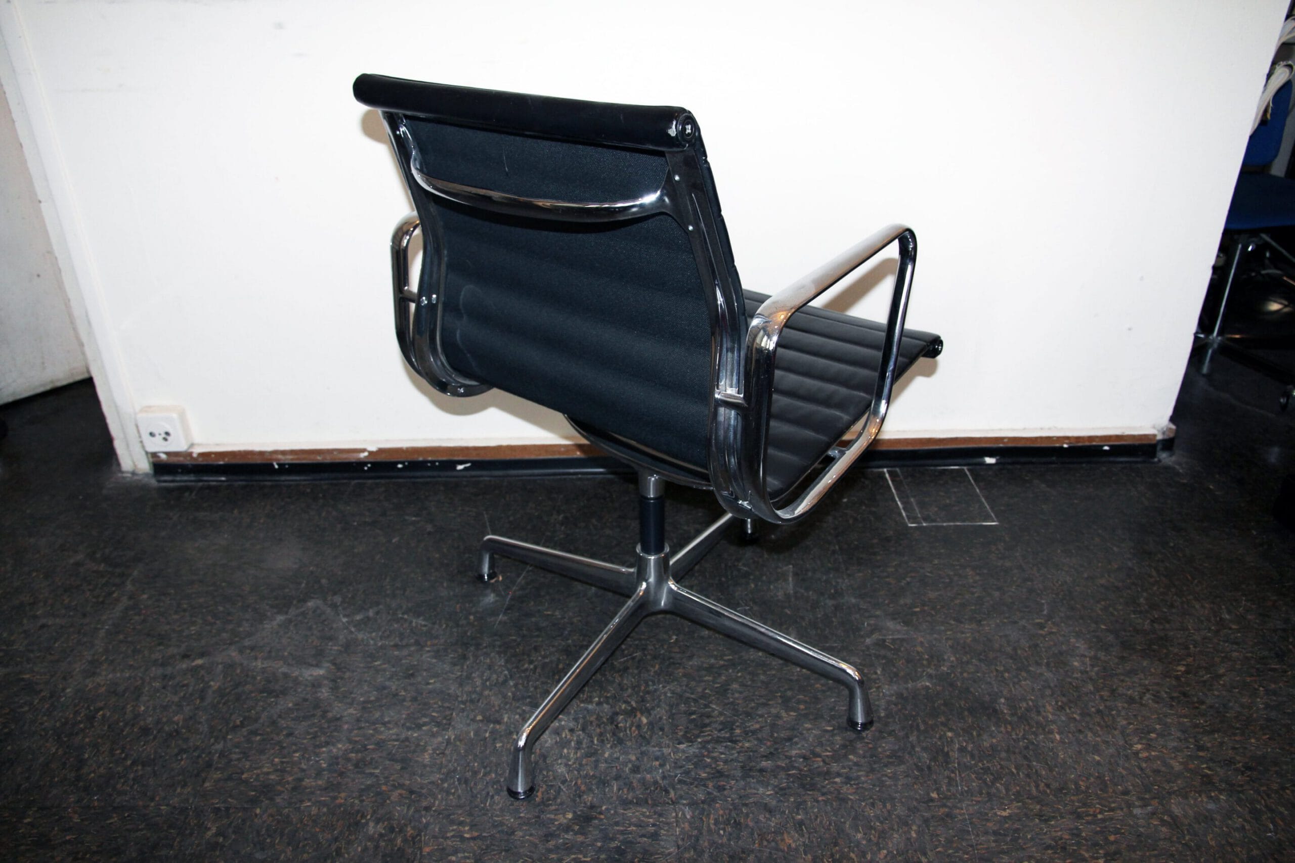 Aluminium Chair EA 108 – Charles & Ray Eames