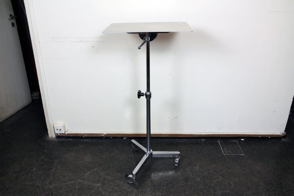 Side table on castors