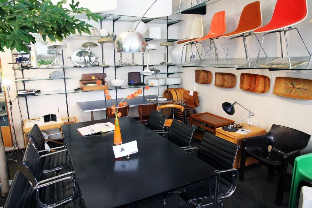 hannibal laden innen sessel, stühle und usm tisch, flors arcos