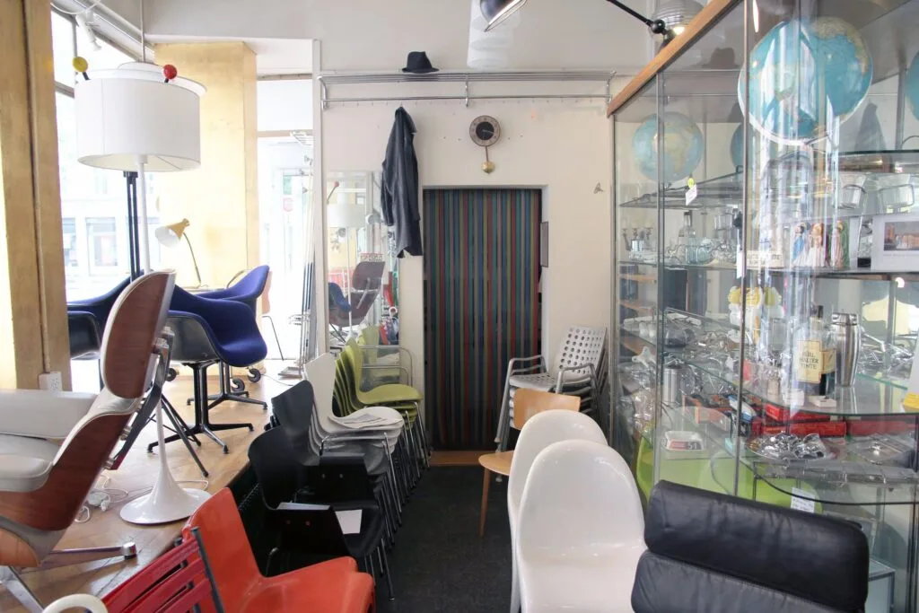 hannibal laden innen sessel, stühle und vitrine