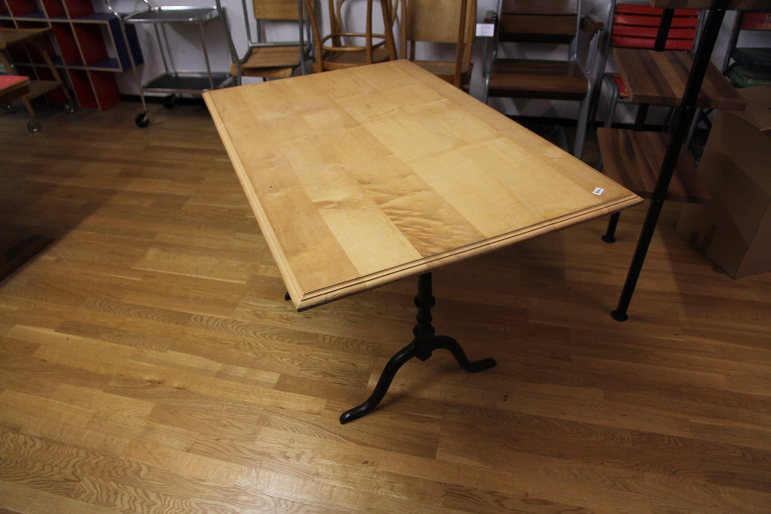 Holztisch mit Gusseisenfüsse