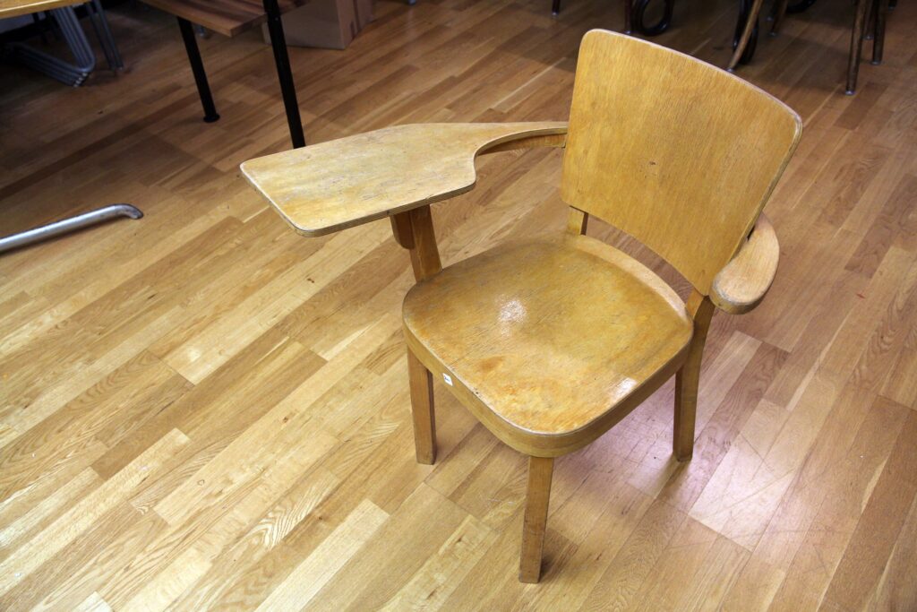 Stuhl mit Tisch