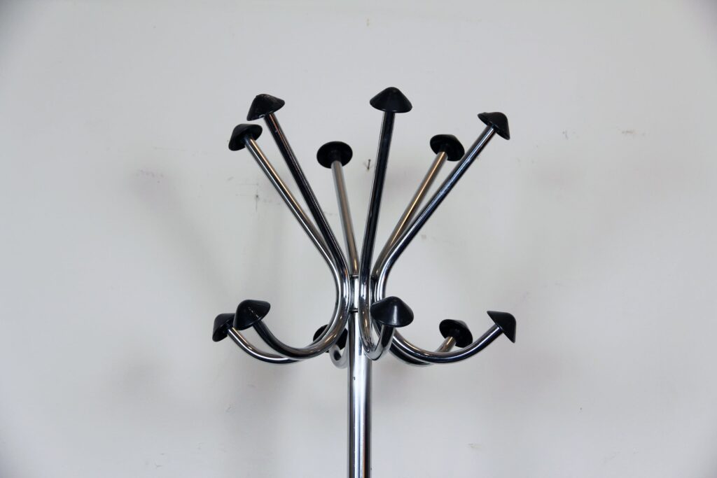 Rotating coat rack