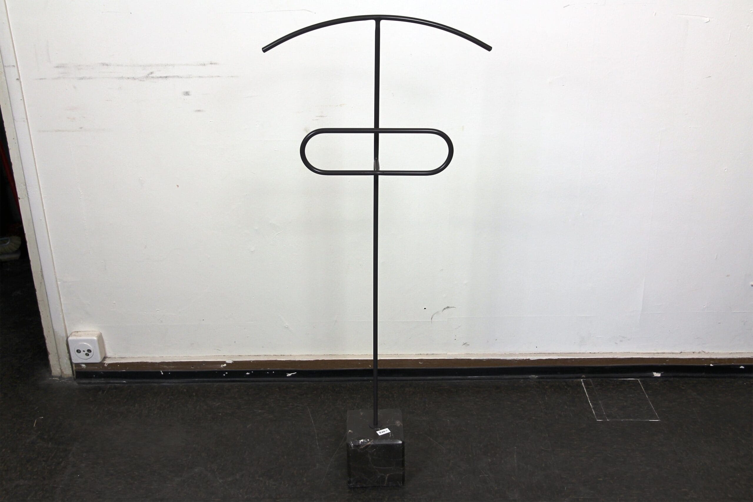 Stummer Diener mit Marmorsockel