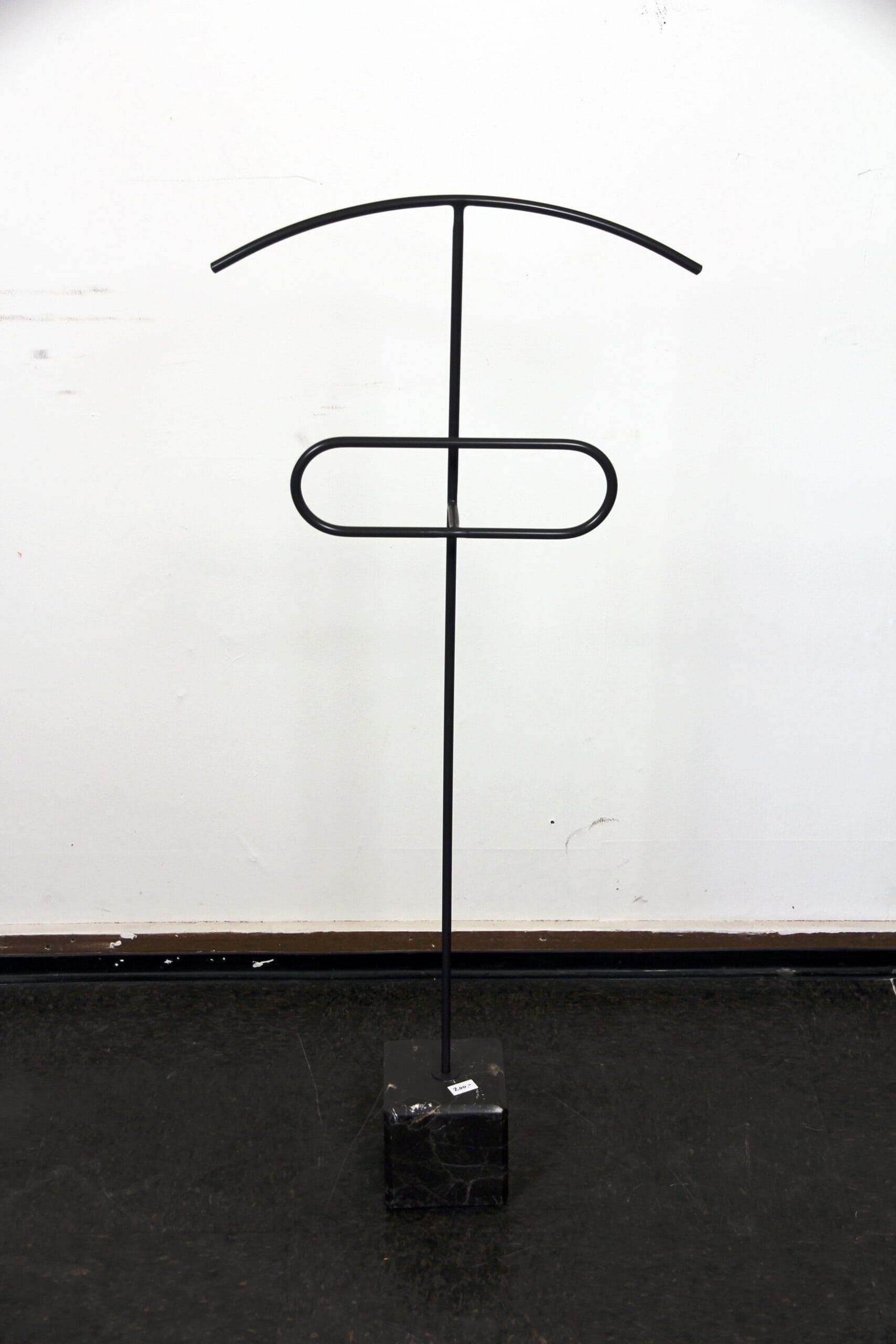 Stummer Diener mit Marmorsockel