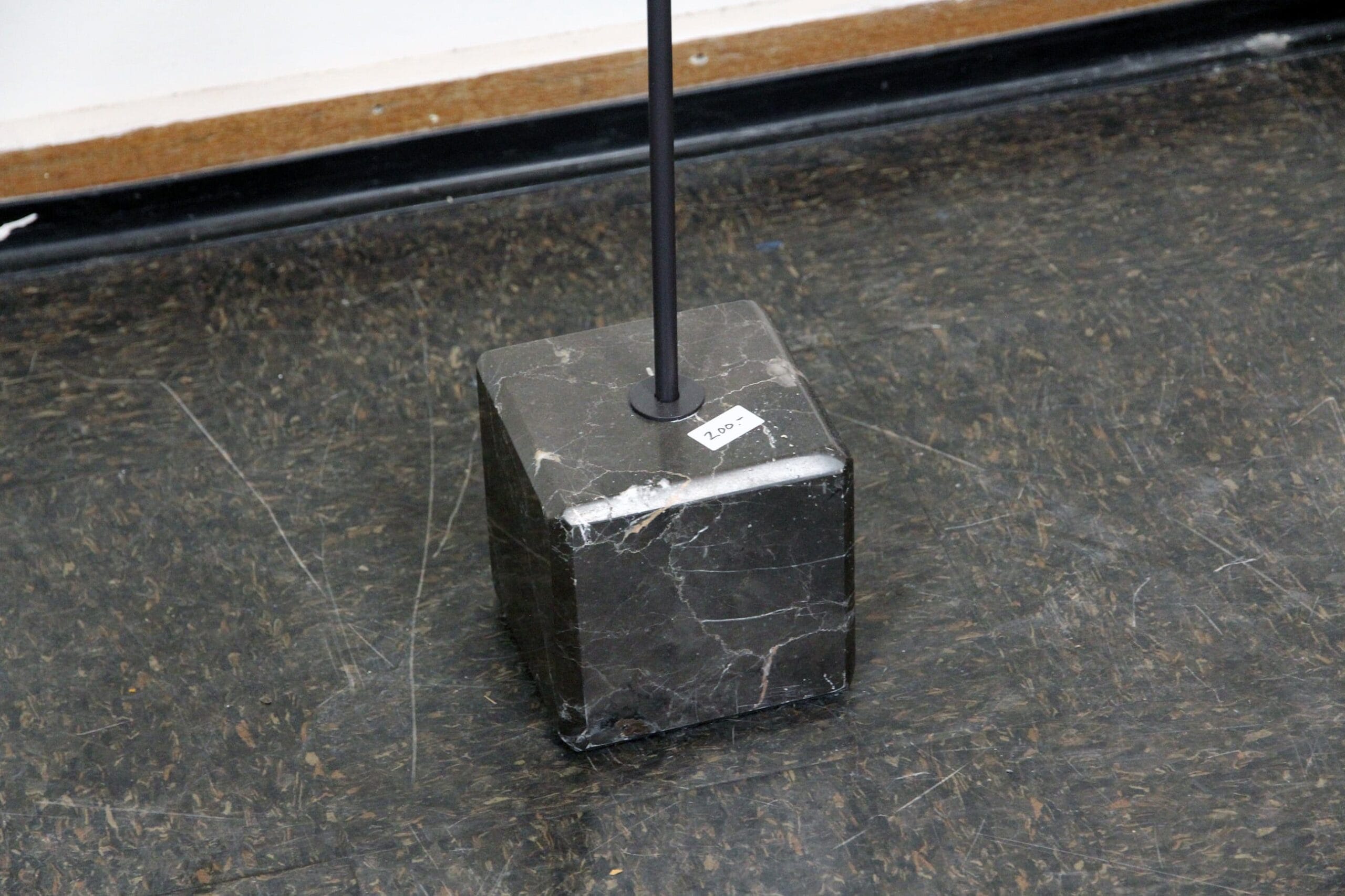 Stummer Diener mit Marmorsockel