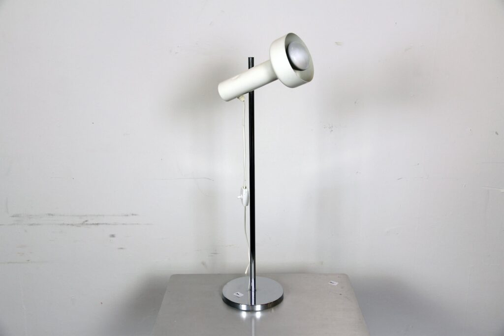 Table lamp with one spotlight