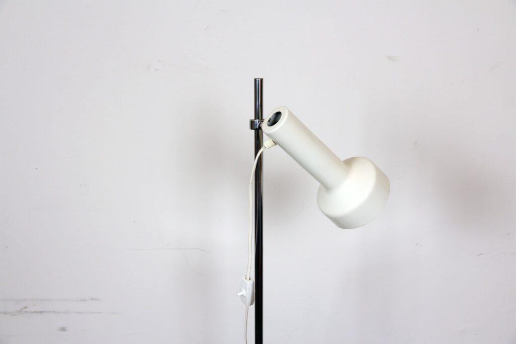 Table lamp with one spotlight