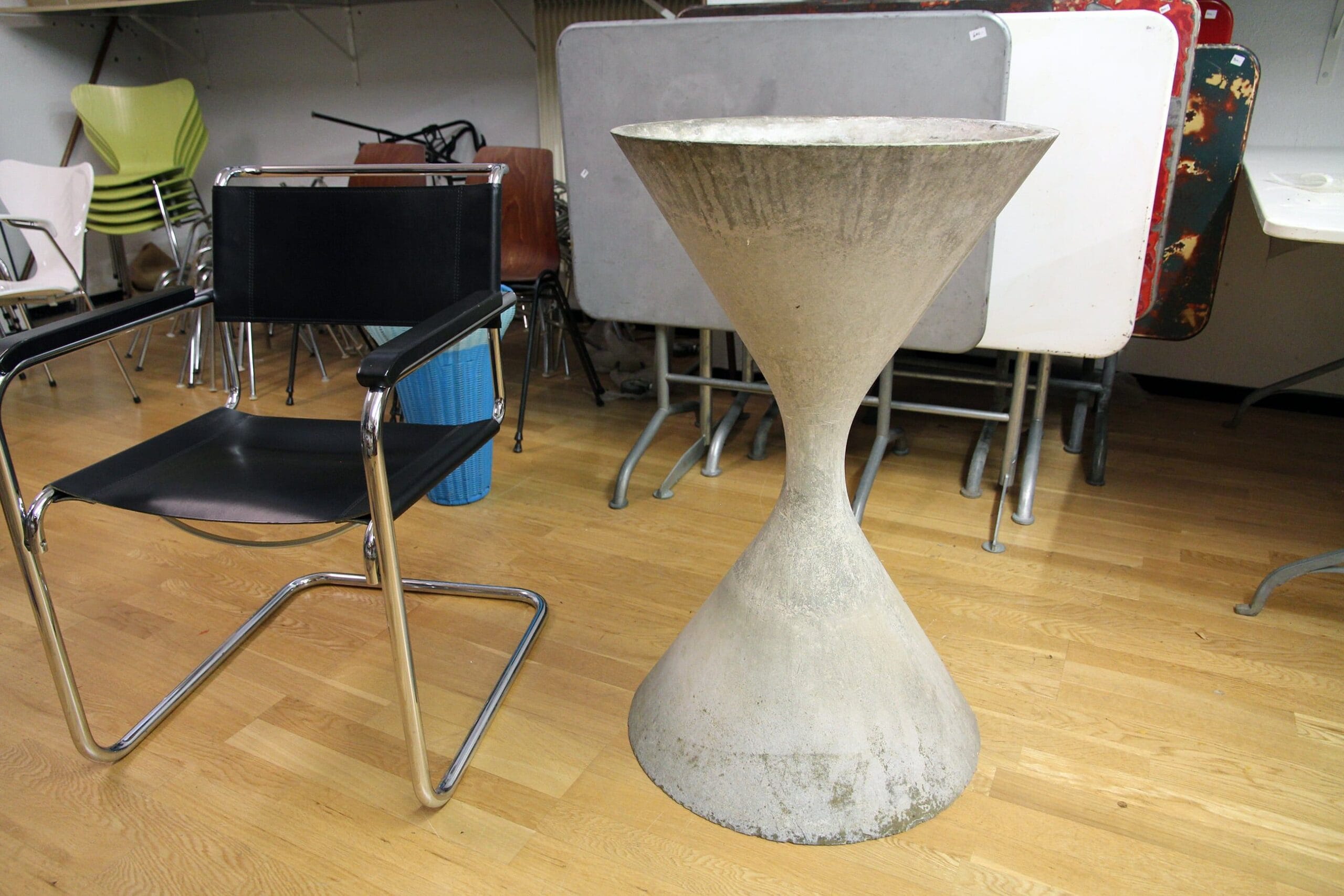 Eternit flower pot spindle