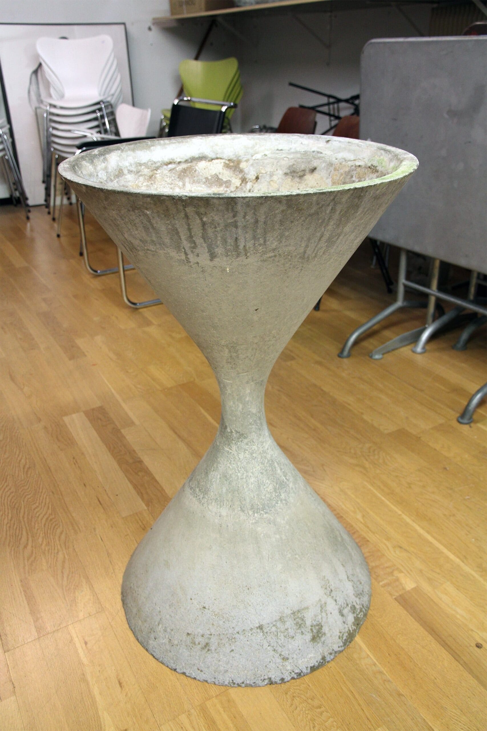 Eternit flower pot spindle