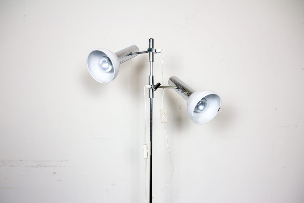 Lampadaire blanc avec deux spots