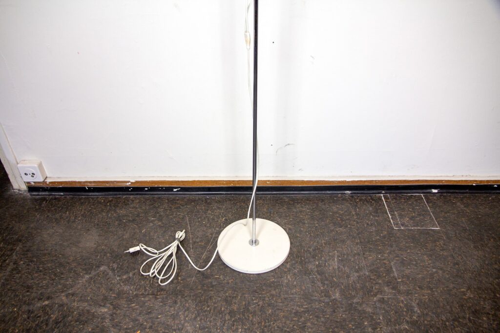 Lampadaire blanc avec deux spots