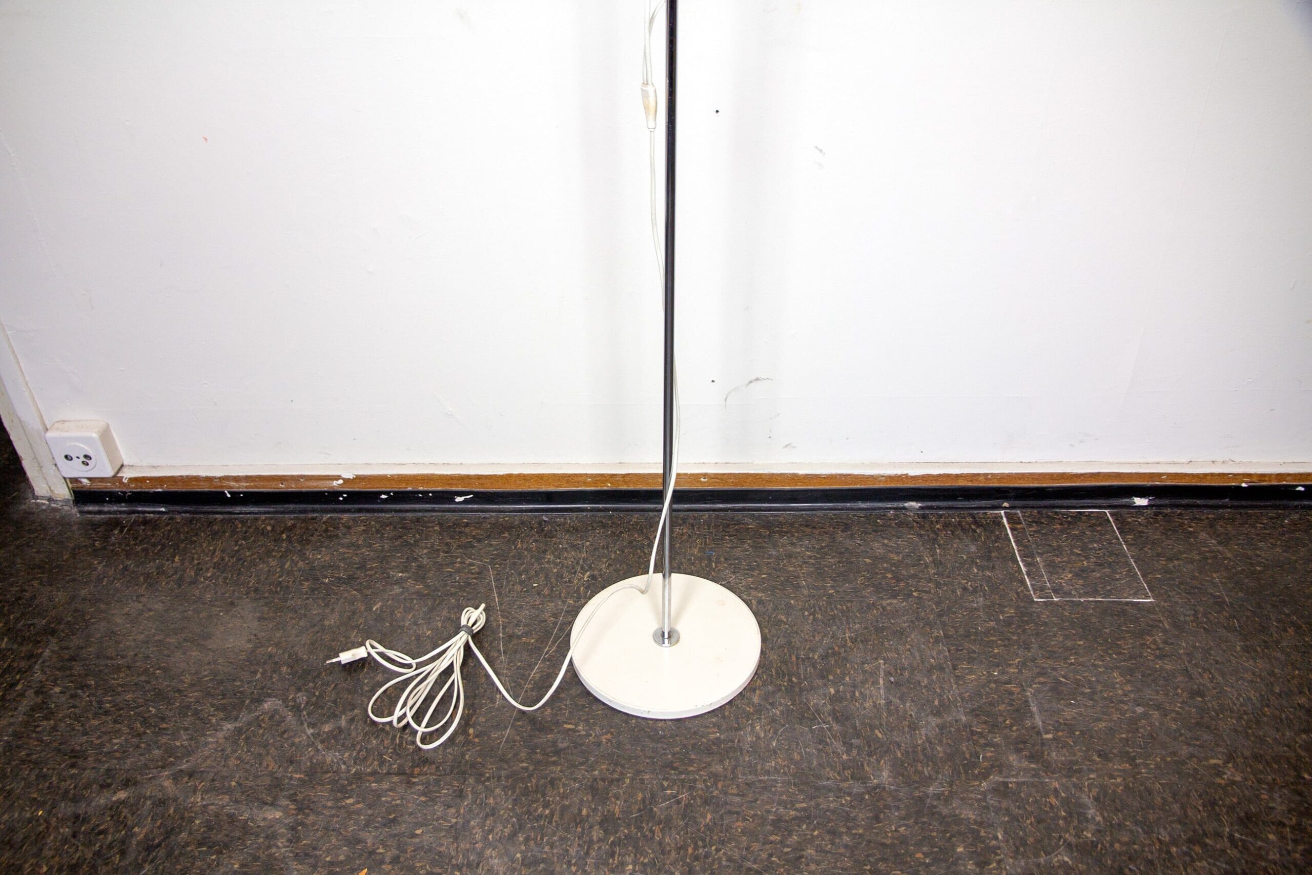 Lampadaire blanc avec deux spots