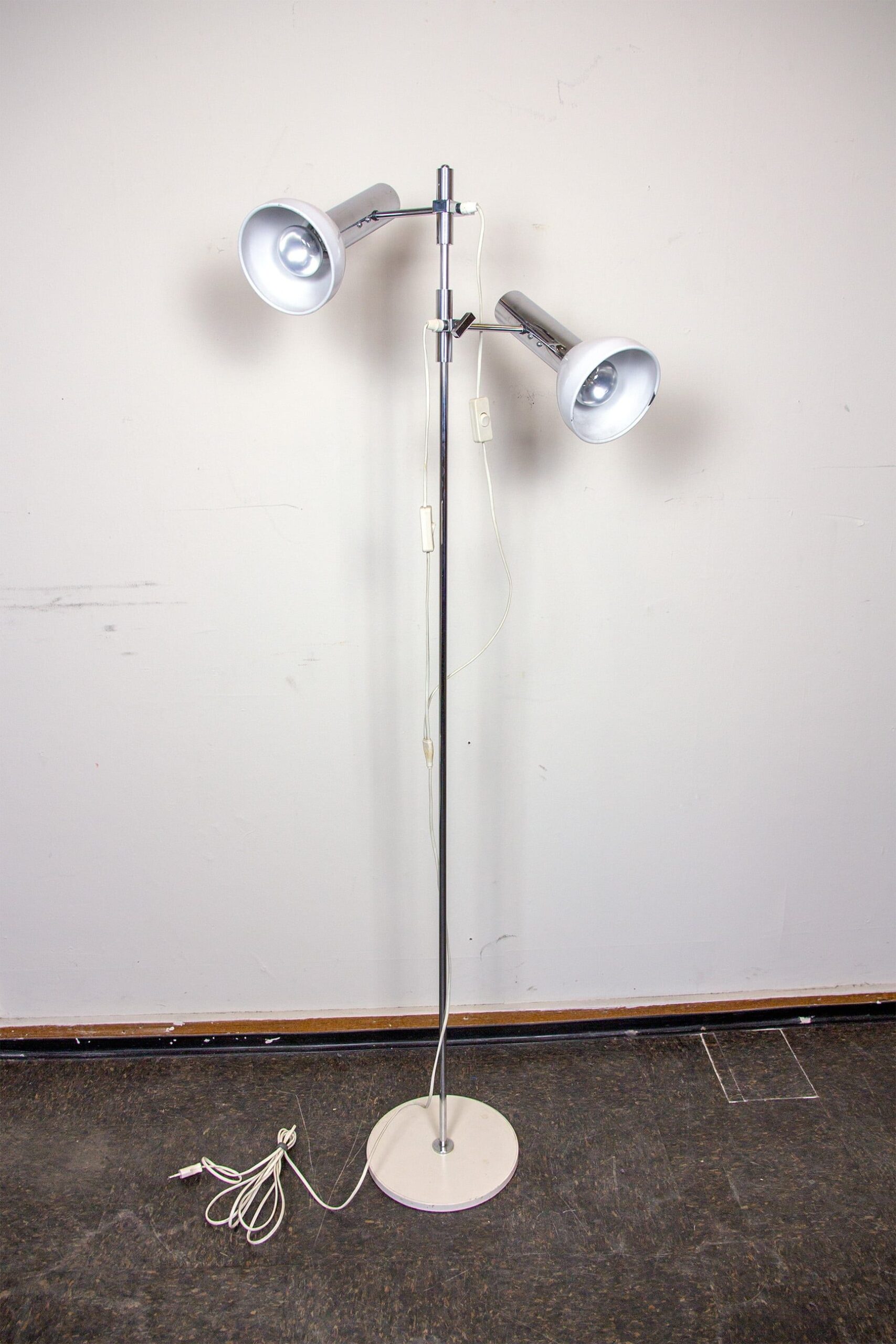 Lampadaire blanc avec deux spots