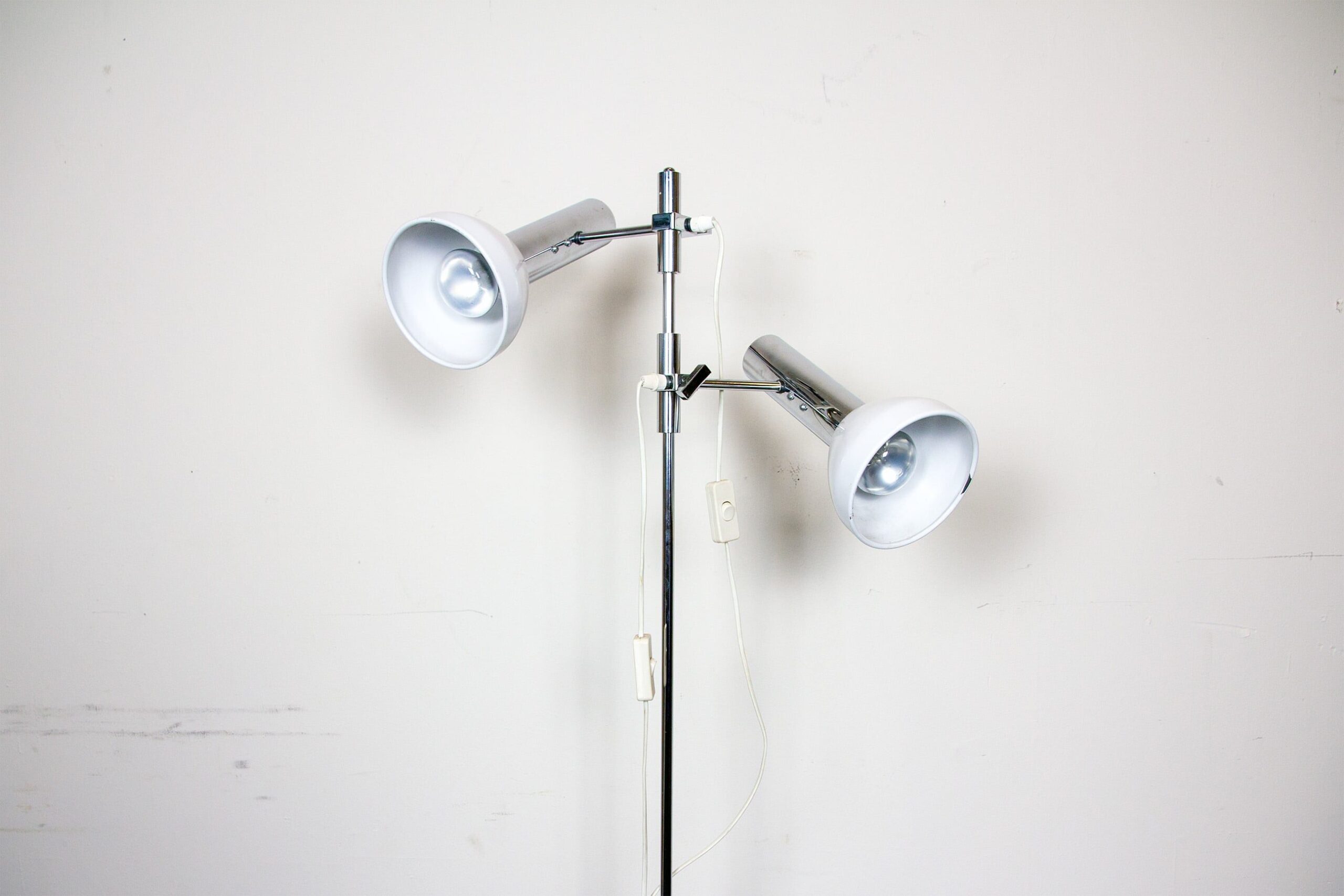 Lampadaire blanc avec deux spots