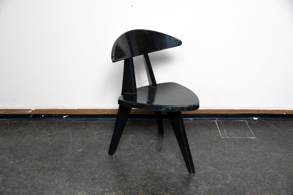 Tripod children's chair