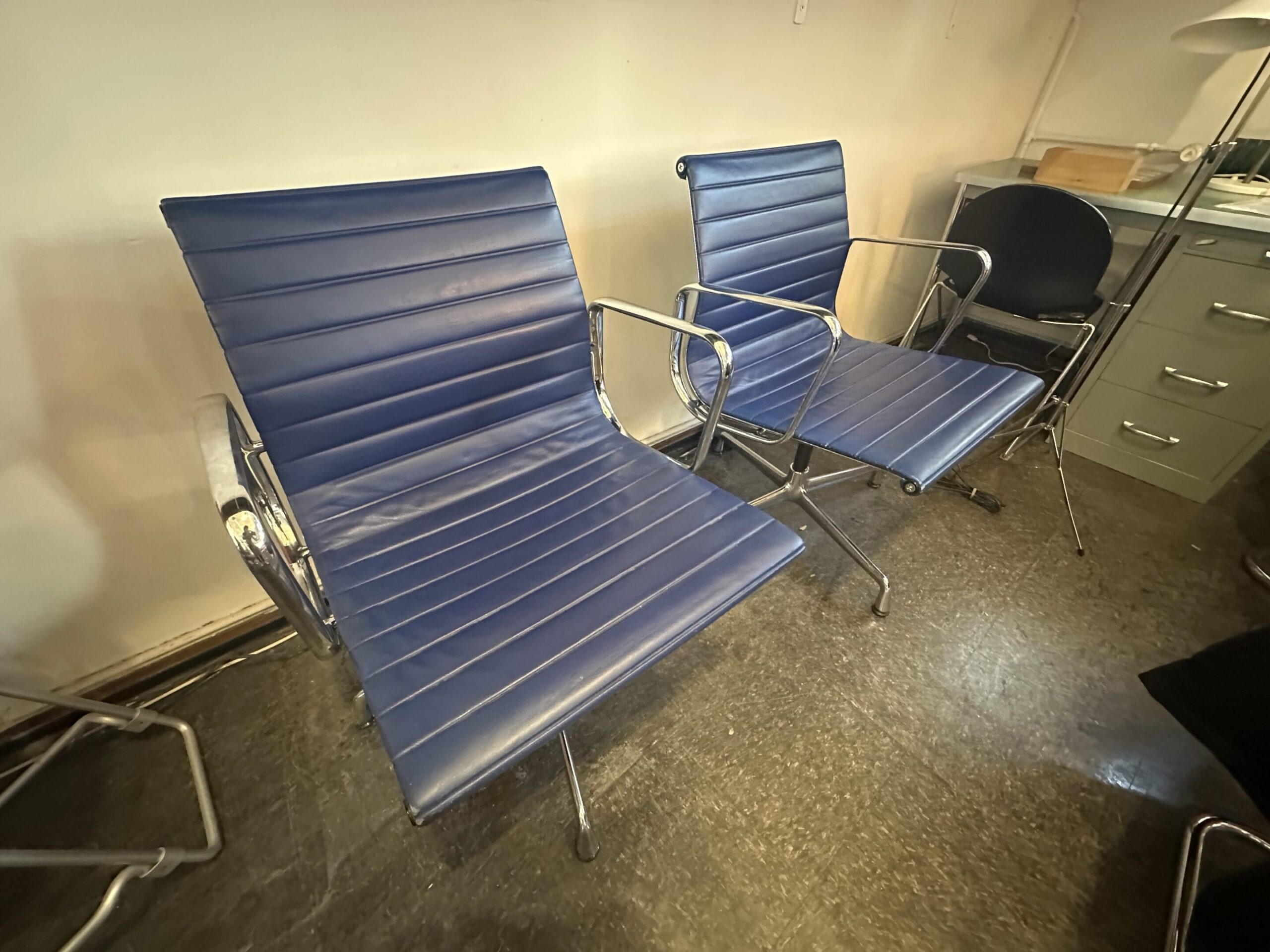 Aluminium Chair EA 108 - Charles & Ray Eames