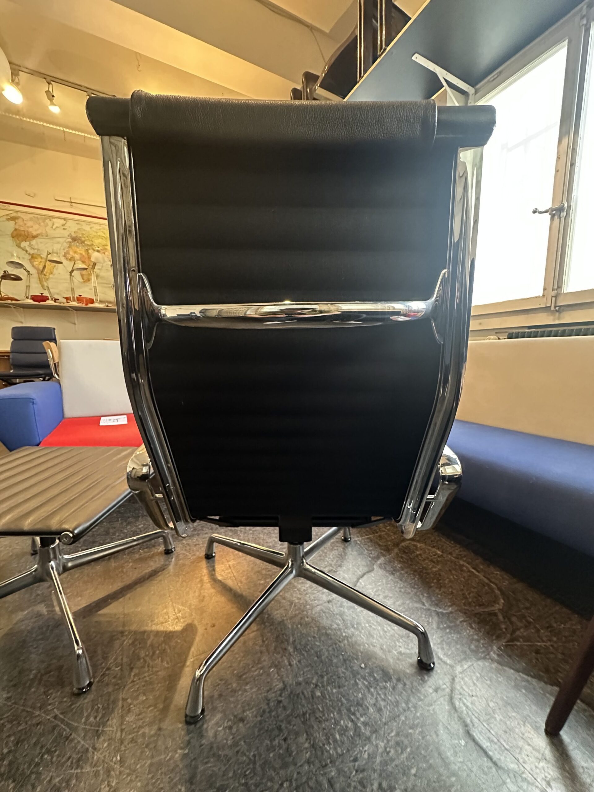 Fauteuil pivotant EA 124 - Charles & Ray Eames