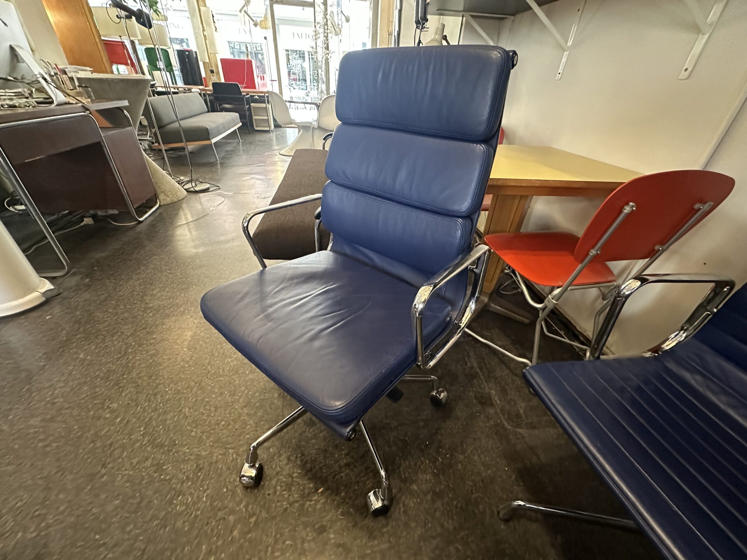 EA 219 Soft Pad Chair - Charles & Ray Eames