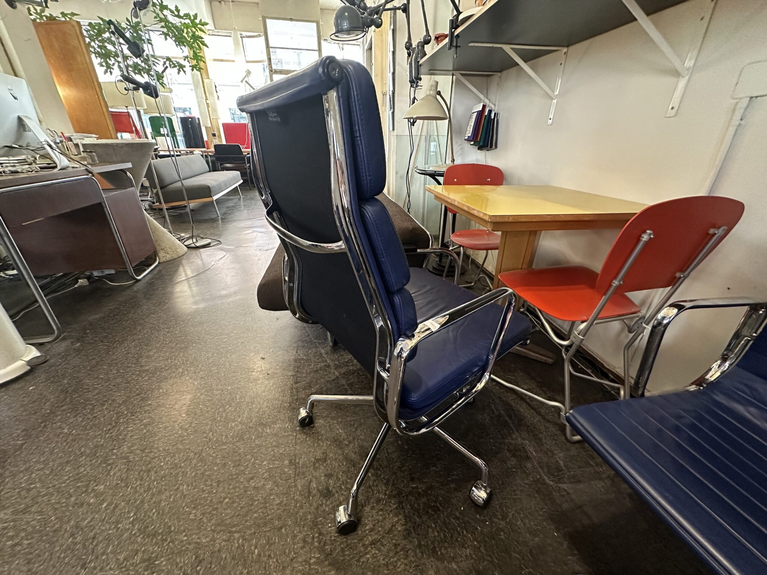 EA 219 Soft Pad Chair - Charles & Ray Eames