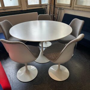 Table et chaises Tulipe Saarinen