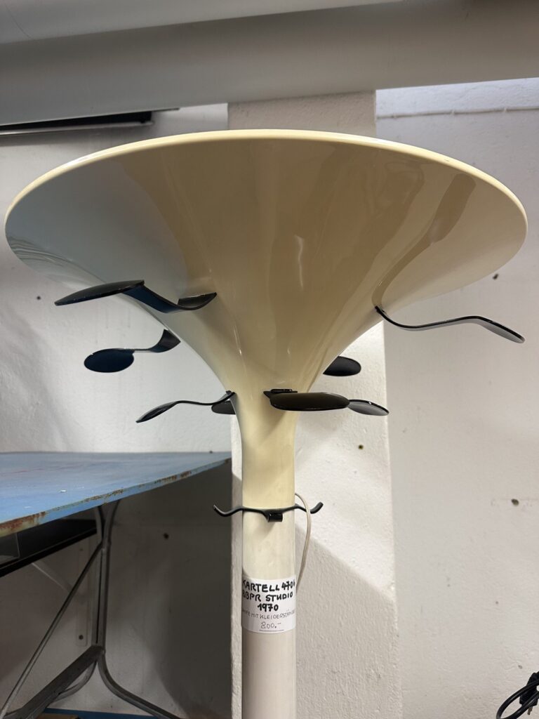 Model 4706 Coat stand with lamp